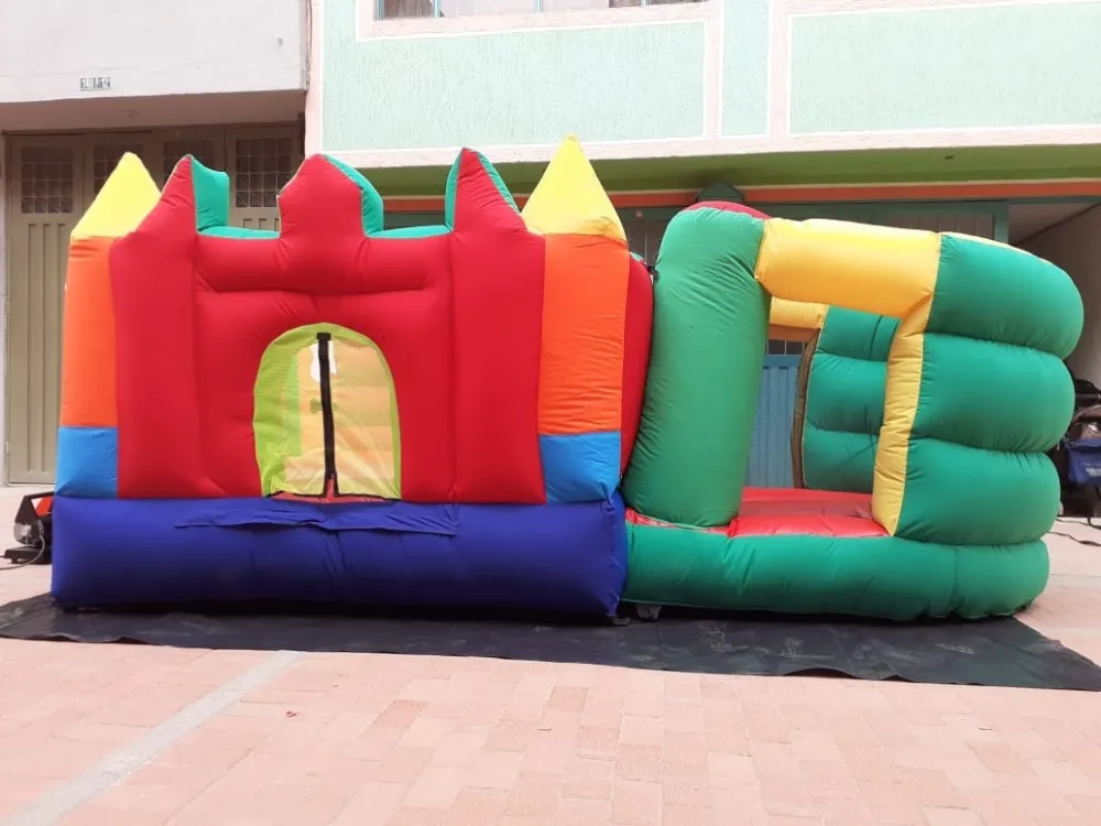 Niños disfrutando de actividades interactivas y sorpresas en un evento corporativo, organizado profesionalmente por ORS Eventos en Colombia.