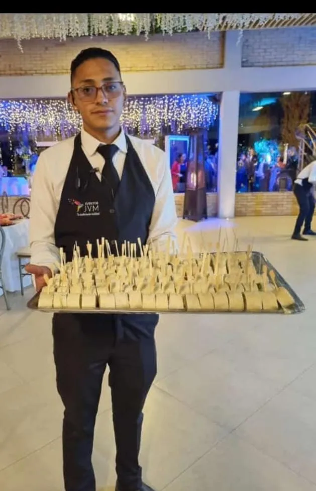Meseros profesionales de ORS Eventos sirviendo en una elegante boda, mostrando un servicio impecable y atento.