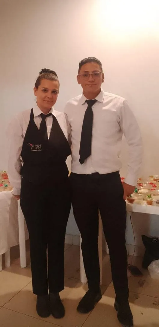 Empresa de meseros profesionales en evento corporativo con servicio de alta gama