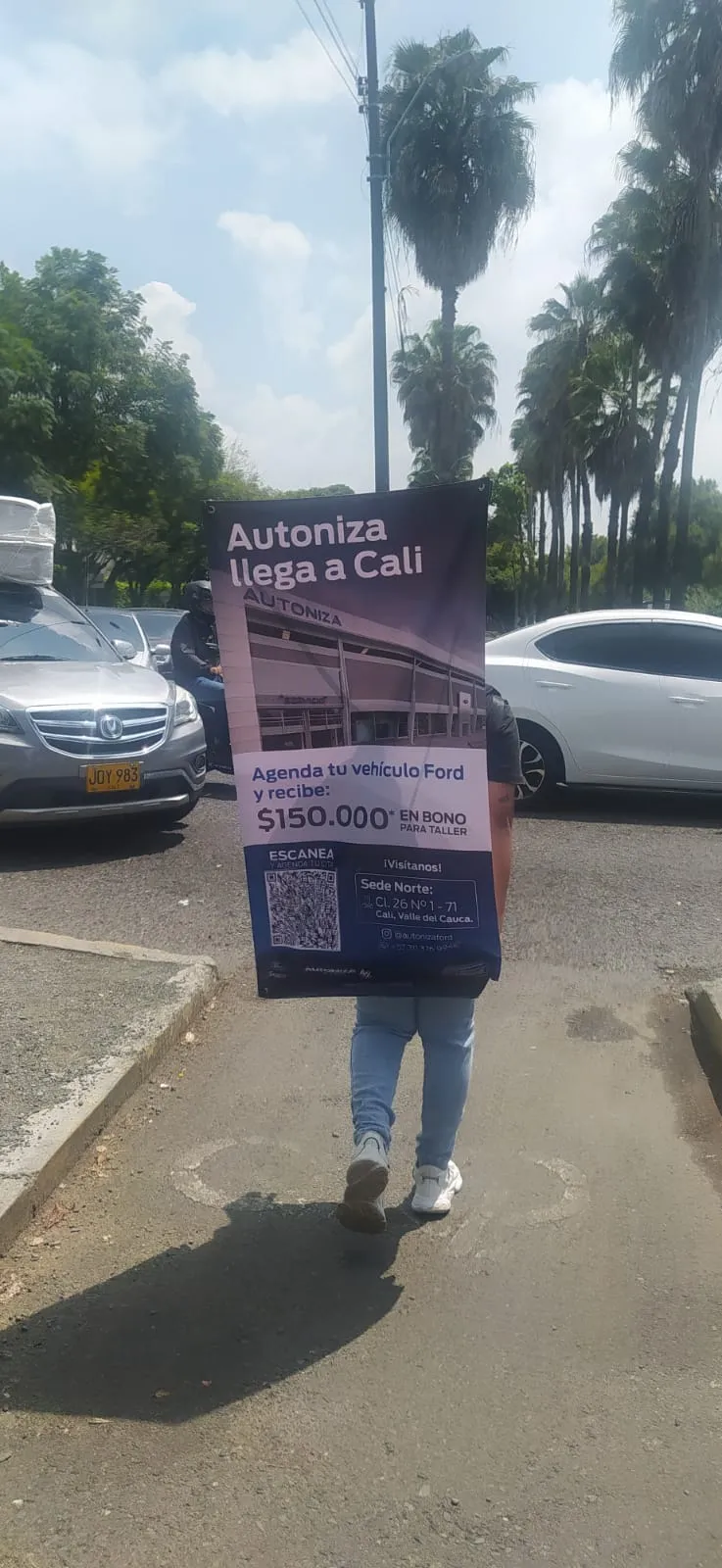 Volanteo que es: equipo profesional entregando volantes en una concurrida calle de Colombia - ORS Eventos
