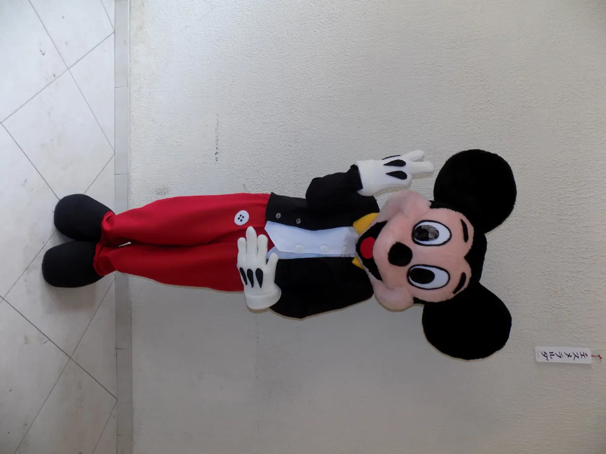 Payaso animador infantil en fiesta de cumpleaños con globos y niños felices - ORS Eventos