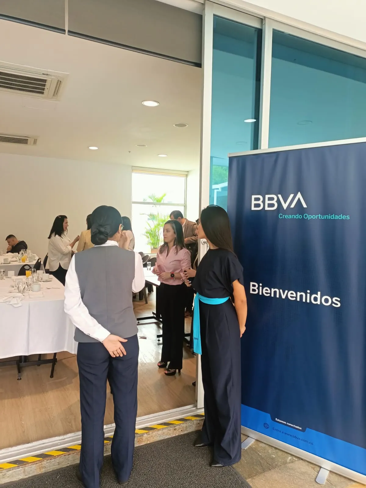 Organizador de eventos en Bogotá coordinando logística y personal en un evento corporativo