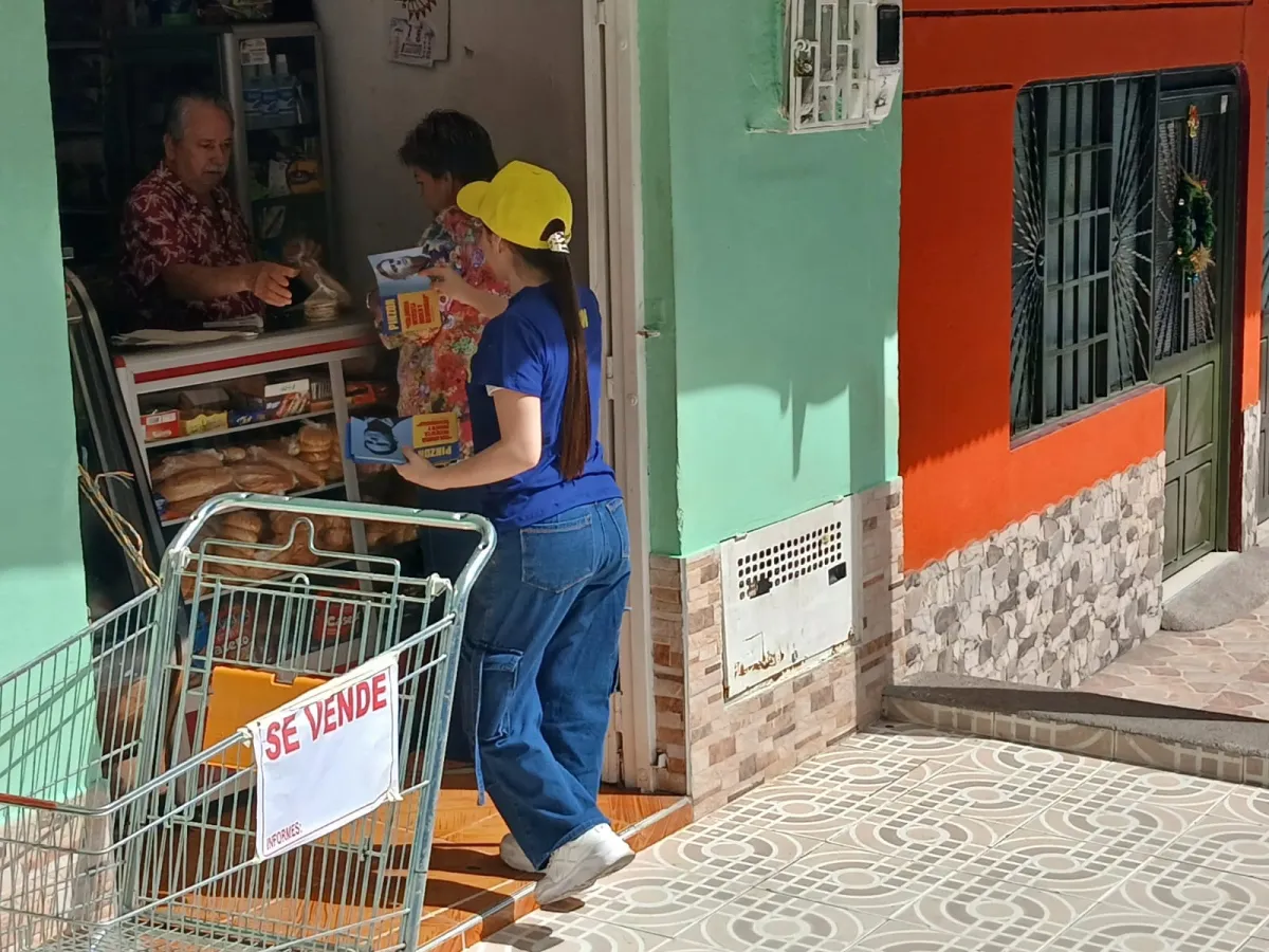 Repartidor de propaganda profesional entregando volantes en la calle en Bogotá