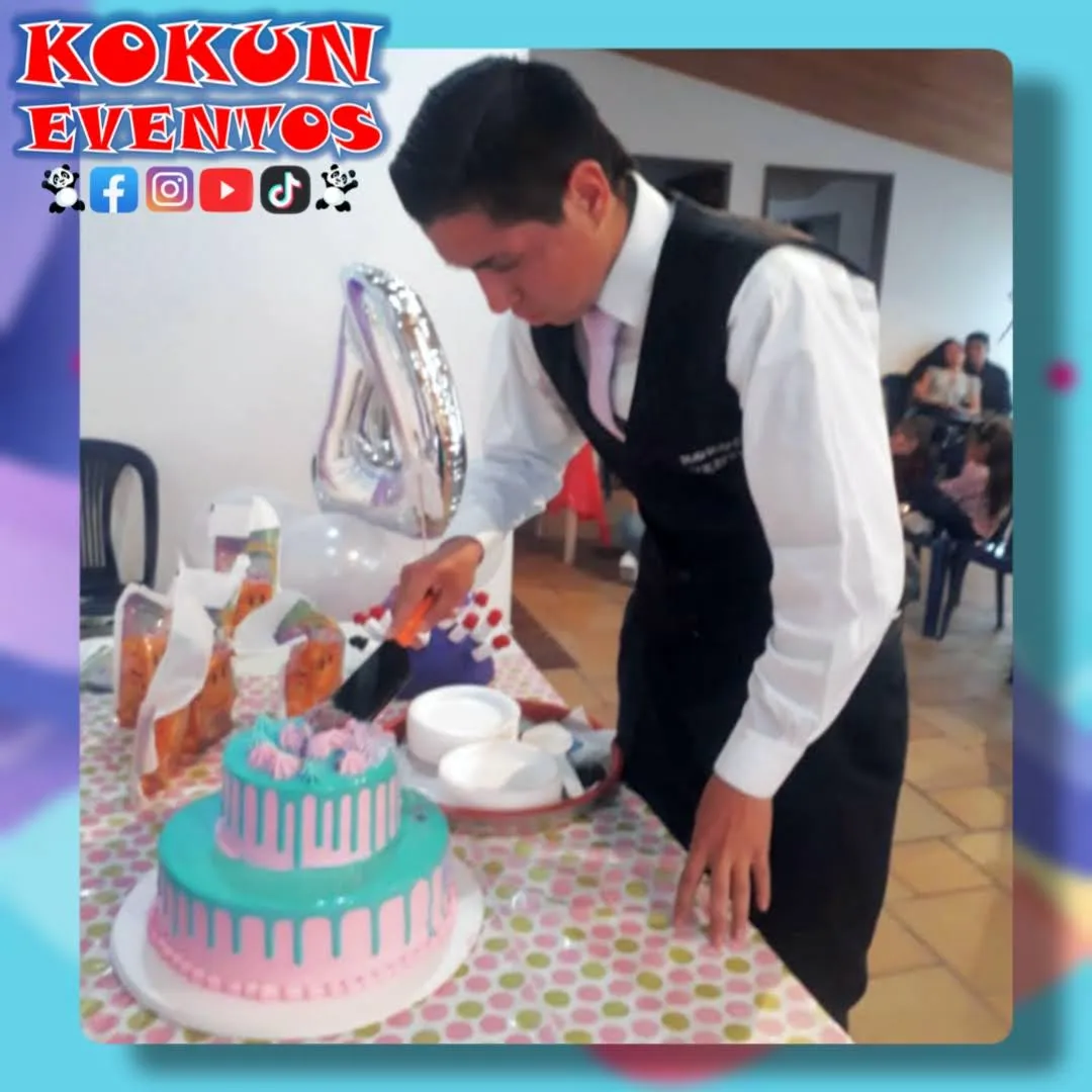 Meseros para eventos cerca de mí sirviendo en una celebración elegante - ORS Eventos